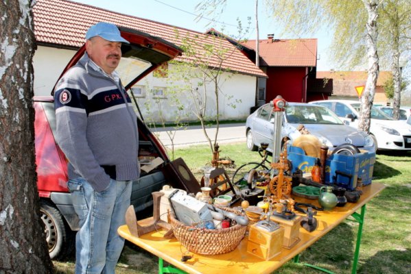 FOTO: Staro kmečko orodje in ostala krama na sejmu v Orehovcih